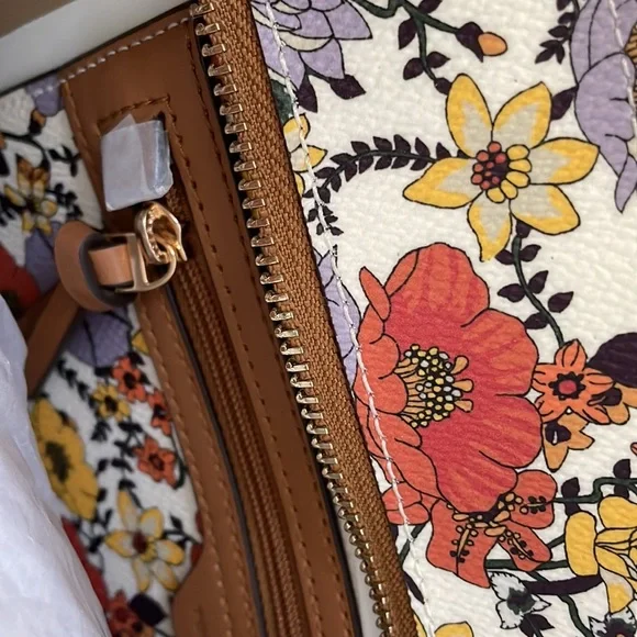 NWT Gorgeous Tory Burch Kerrington Zip Tote. - Picture 8 of 13